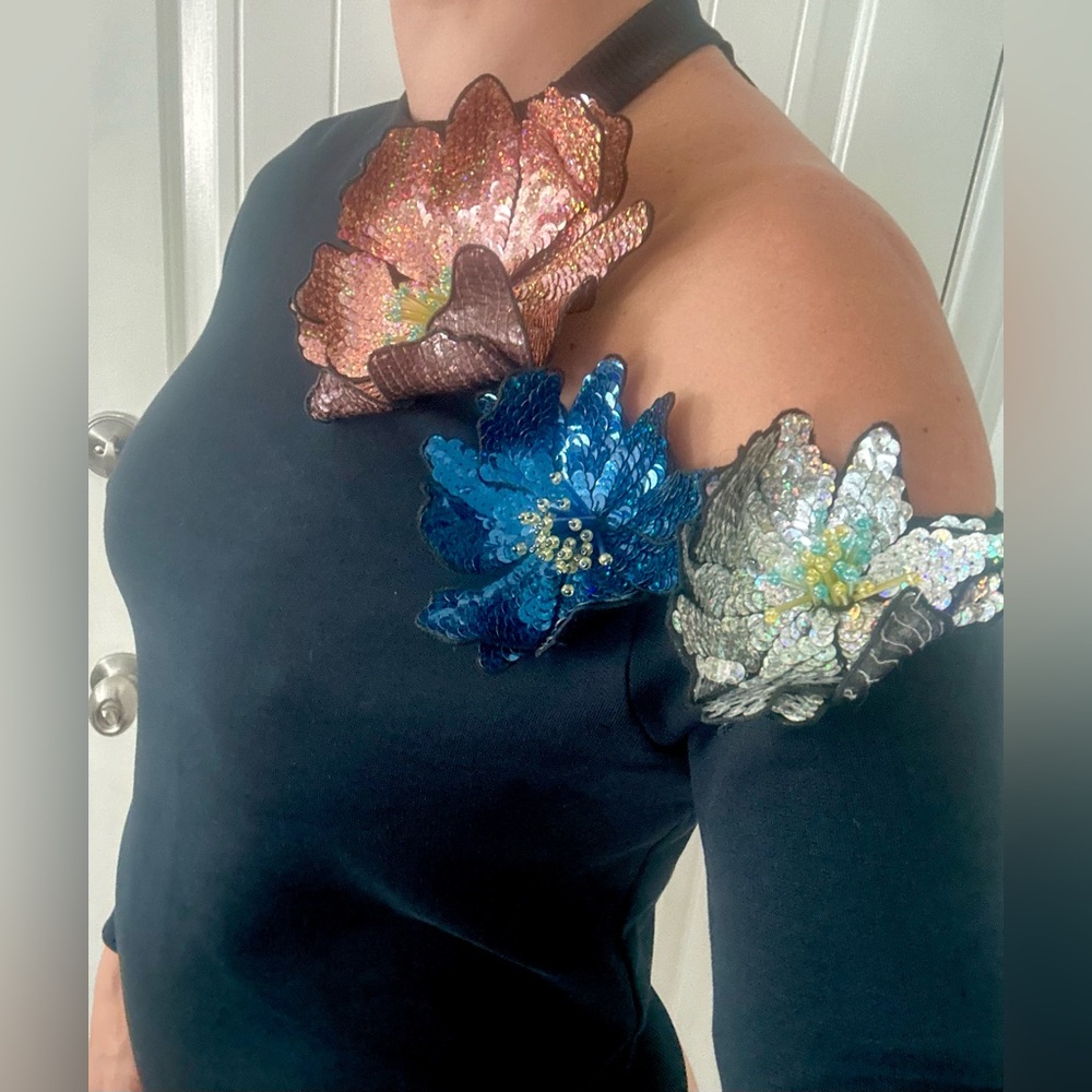FLORAL-EMBELLISHED COLD-SHOULDER SWEATSHIRT IN BLACK, SIZE XS - Picture 3 of 4